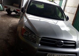Toyota RAV4   2018 - Cần bán Toyota RAV4 sản xuất 2018, màu bạc còn mới