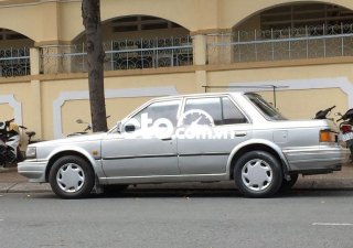 Nissan Bluebird 1990 - Cần bán xe Nissan Bluebird năm sản xuất 1990, màu bạc, xe nhập