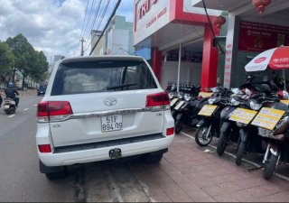 Toyota Land Cruiser   VX   2017 - Bán ô tô Toyota Land Cruiser VX sản xuất 2017, màu trắng, nhập khẩu nguyên chiếc
