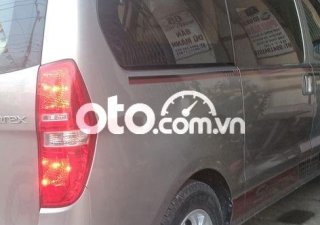 Hyundai Grand Starex 2012 - Cần bán gấp Hyundai Grand Starex sản xuất 2012, màu bạc