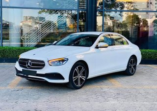 Mercedes-Benz E180 2023 - Trang bị cửa hít, cốp điện, cảnh báo điểm mù, rèm che nắng