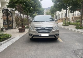 Toyota Innova 2.0E 2016 - Gia đinh tôi cần bán chiếc xe innova sx2016 màu vàng cát tên tư nhân chính chủ tôi sử dụng,biển Hà Nội.