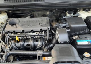 Kia Carens 2011 - Xe màu trắng