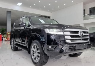 Toyota Land Cruiser 2023 - Xe màu đen, nội thất kem, mới 100%