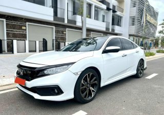 Honda Civic 2019 - Màu trắng, giá chỉ 645 triệu