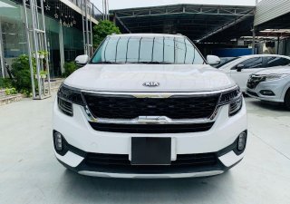 Kia Seltos 2021 - Xe màu trắng, nội thất kem