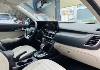 Kia Seltos 2021 - Xe màu trắng, nội thất kem