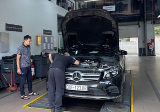 Mercedes-Benz GLC 300 2018 - Màu đen, nội thất nâu