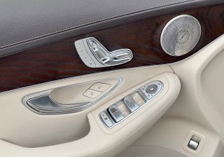 Mercedes-Benz GLC 200 2021 - Đen, nội thất kem
