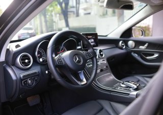 Mercedes-Benz C200 2018 - Màu đen, nội thất đen
