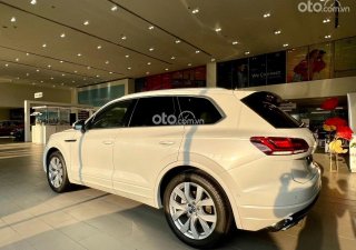 Volkswagen Touareg Luxury 2023 - màu trắng sang trọng, đẹp mắt, xe nhập khẩu nguyên chiếc, tặng voucher phụ kiện 200 triệu ++ 0% lãi suất