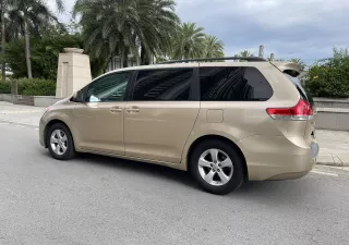 Toyota Sienna 2010 - Bán Xe Toyota Sienna 3.5LE 2010 nhập chính hãng