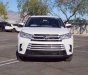 Toyota Highlander LE 2017 - Bán xe ô tô Toyota Highlander LE 2017, màu trắng nội thất kem giao ngay