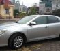 Toyota Camry 2.0E 2013 - Bán Toyota Camry 2.0E 2013, màu bạc xe gia đình, giá tốt