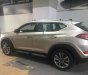 Hyundai Tucson 2018 - Cần bán xe Hyundai Tucson sản xuất năm 2018, màu vàng