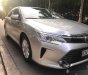 Toyota Camry 2.0 E  2016 - Cần bán gấp Toyota Camry 2.0 E sản xuất 2016, màu bạc còn mới