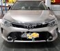 Toyota Camry 2.0E 2017 - Cần bán xe Toyota Camry 2.0E 2017, màu vàng, giá cạnh tranh
