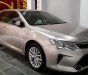 Toyota Camry 2.0E 2017 - Cần bán xe Toyota Camry 2.0E 2017, màu vàng, giá cạnh tranh