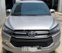 Toyota Innova E 2017 - Cần bán lại xe Toyota Innova E sản xuất năm 2017, màu bạc xe gia đình