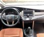 Toyota Innova  E  2018 - Cần bán lại xe Toyota Innova E đời 2018, màu bạc chính chủ, 910tr