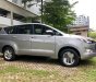 Toyota Innova  E  2018 - Cần bán lại xe Toyota Innova E đời 2018, màu bạc chính chủ, 910tr