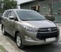 Toyota Innova 2.0E 2017 - Bán Toyota Innova 2.0E đời 2017, màu vàng cát