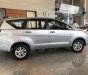 Toyota Innova 2.0E 2018 - Bán ô tô Toyota Innova 2.0E 2018, màu bạc, giá chỉ 708 triệu, trả trước 250tr có xe ngay