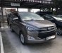 Toyota Innova 2.0E 2017 - Cần bán gấp Toyota Innova năm 2017 màu nâu, giá tốt