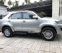 Toyota Fortuner 2013 - Cần bán gấp Toyota Fortuner sản xuất 2013, màu bạc số tự động