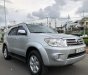 Toyota Fortuner 2010 - Bán ô tô Toyota Fortuner s ĐK 2010, số tự động, màu bạc, máy xăng 100km 10 lít. Xe vào đủ đồ