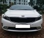 Kia Cerato 1.6 2018 - Bán xe Kia Cerato 1.6 AT màu trắng sản xuất 2018 đăng ký 04/2018