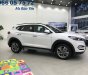 Hyundai Tucson 2018 - Hỗ trợ vay ngân hàng với nhiều quà tặng khi mua Hyundai Tucson 2.0 full xăng màu trắng, xe giao ngay