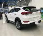 Hyundai Tucson 2018 - Hỗ trợ vay ngân hàng với nhiều quà tặng khi mua Hyundai Tucson 2.0 full xăng màu trắng, xe giao ngay