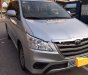 Toyota Innova 2.0E 2015 - Cần bán gấp Toyota Innova 2.0E 2015, màu bạc xe gia đình, giá chỉ 589 triệu