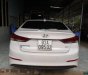 Hyundai Elantra   2017 - Cần bán Hyundai Elantra năm 2017, màu trắng, xe nhà chạy kỹ full option