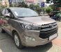 Toyota Innova 2.0E 2017 - Cần bán Toyota Innova 2.0E đời 2017, màu ghi vàng 