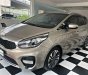 Kia Rondo  GAT  2017 - Bán Kia Rondo GAT 2017, màu vàng cát số tự động