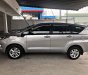 Toyota Innova E 2017 - Bán Toyota Innova E năm sản xuất 2017, màu bạc số sàn