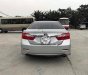 Toyota Camry 2.0E 2013 - Cần bán Toyota Camry 2.0E năm 2013, màu bạc như mới, giá tốt