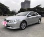 Toyota Camry 2.0E 2013 - Cần bán Toyota Camry 2.0E năm 2013, màu bạc như mới, giá tốt