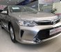 Toyota Camry 2.0 E 2016 - Bán Toyota Camry 2.0 E năm sản xuất 2016, màu vàng cát