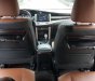Toyota Innova 2.0V 2018 - Cần bán xe Toyota Innova năm 2018 màu nâu, giá tốt