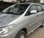 Toyota Innova  2.0E 2013 - Cần bán Toyota Innova 2.0E sản xuất năm 2013, màu bạc xe gia đình