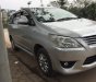 Toyota Innova  2.0E 2013 - Cần bán Toyota Innova 2.0E sản xuất năm 2013, màu bạc xe gia đình