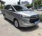 Toyota Innova 2.0E 2017 - Bán Toyota Innova 2.0E đời 2017, màu bạc, xe gia đình