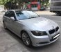 BMW 3 Series 320i  2009 - Gia đình cần bán BMW 320i đời 2009 số tự động, màu bạc,