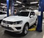 Volkswagen Touareg SUV 2017 - Cần bán Volkswagen Touareg 2017, trắng ngọc trinh, còn mới tinh không lầm lỗi, Odo 6200Km, full options