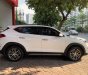 Hyundai Tucson 2016 - Bán Hyundai Tucson sản xuất 2016, màu trắng mới 95%, giá 825 triệu đồng