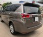 Toyota Innova 2.0E 2018 - Cần bán Toyota Innova 2.0E đời 2018, màu nâu số sàn, giá 656tr