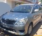 Toyota Innova 2013 - Cần bán gấp Toyota Innova 2.0EMT năm sản xuất 2013, màu bạc xe gia đình